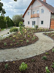Realizace okrasné zahrady u rodinného domu ve Svinčanech